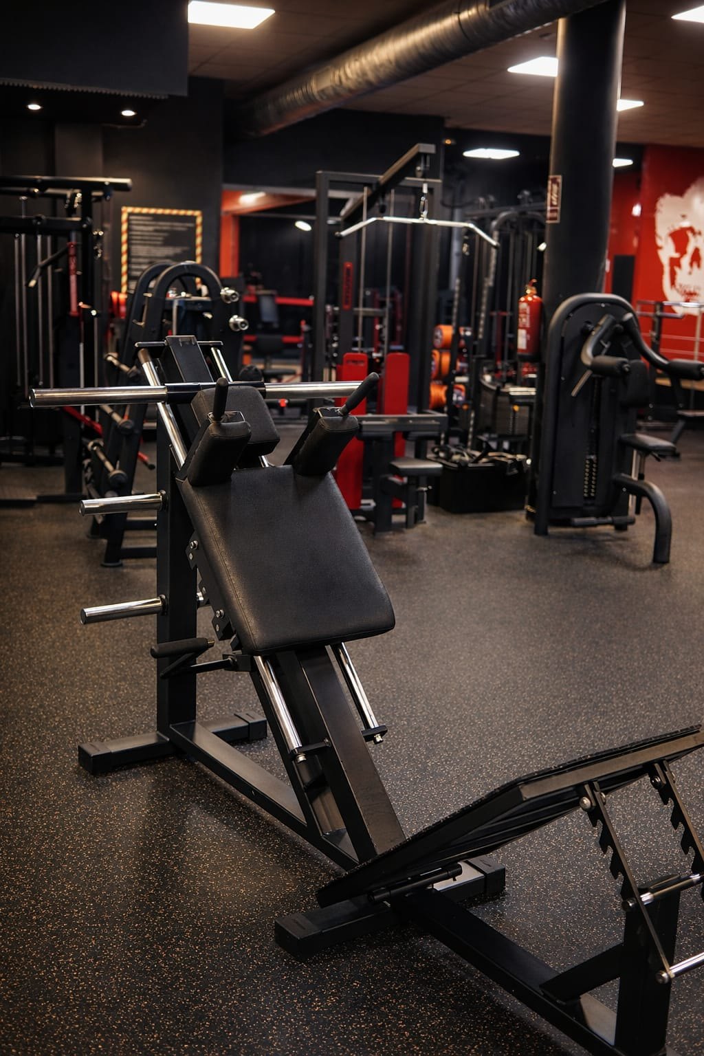 Máquina hack en Gym Tonic Inca